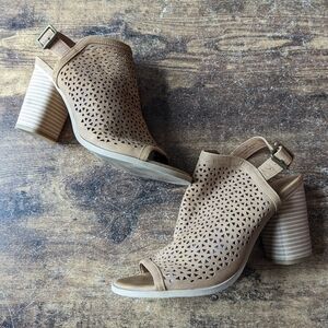 Universal Thread Laser cut Tan Heels 9.5
